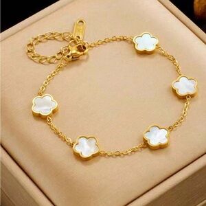 Elegant Gold and White Flower Clover Bracelet